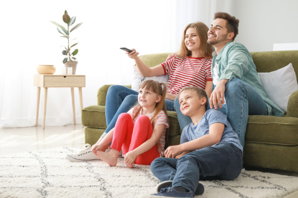 Familie beim Fernseher gucken